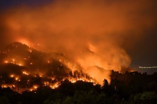 Les températures estivales et le manque de précipitations augmentent le risque d'incendie de forêt. Ici à Bitsch en juillet 2023. (Archives). KEYSTONE/JEAN-CHRISTOPHE BOTT